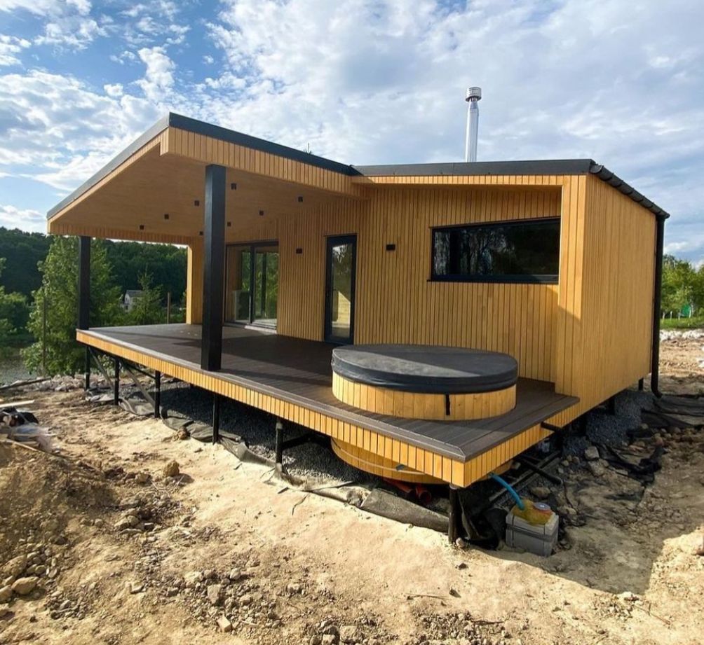 Баня с санузолом, душем, жилой комнатой, террасой и купелью